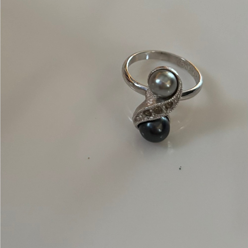 Sarah Coventry Silver Ring with Black and Gray Pearls